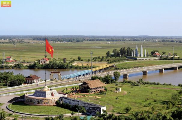 Hình ảnh cây cầu Hiền Lương hiền hoà
